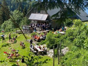 Pevski avditorij v objemu Spodnjih Bohinjskih gora.