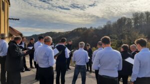 Upevanje med dolenjskimi griči in vinogradi.