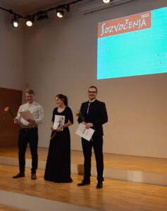 V družbi še dveh dirigentov nagrajenih zborov: Lovra Freliha (KPZ Mysterium) in Erika Šmida (APZ France Prešeren Kranj).