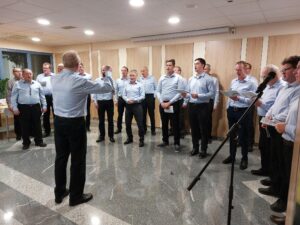 Z veselo pesmijo v december...